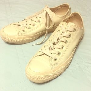 ⭐️Cream colored converse shoes⭐️ 👌🏼
